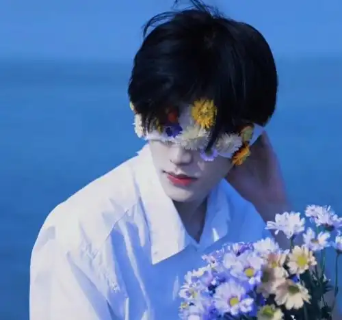 真人男生头像走在风中,今天阳光,突然好温柔
