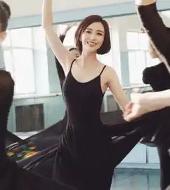 佟丽娅故意穿长裙参加活动,看到露出的小腿,网友这谁扛得住
