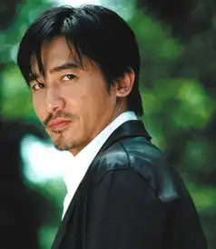 亲眼对比男星添胡子魅力大不同
