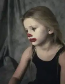 谁有和这样类似的图片,要可以成为情侣头像的,或者再发点,要小丑和小丑女的情侣的头像
