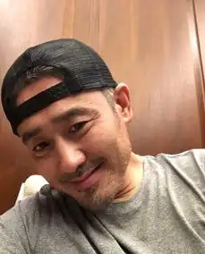 吴秀波复出了疑似吴秀波拍戏的图片曝光,但对方否认复出
