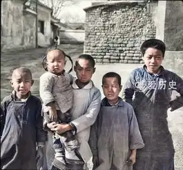 民初大量移民涌向关外的热闹景象神似葛优的男子挑着猪头逛街