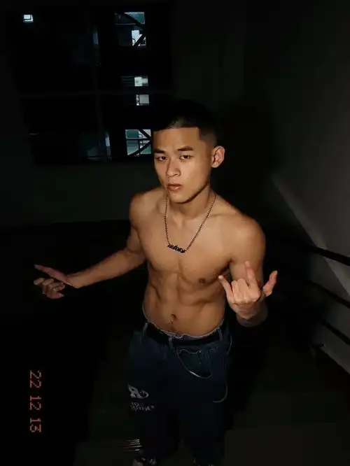 19岁福建寸头钻石男高秀腹肌,屏都都被舔烂了
