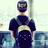 找一个背书包,戴帽子帽子上有boy这个字母的男生背影头像,是情侣的
