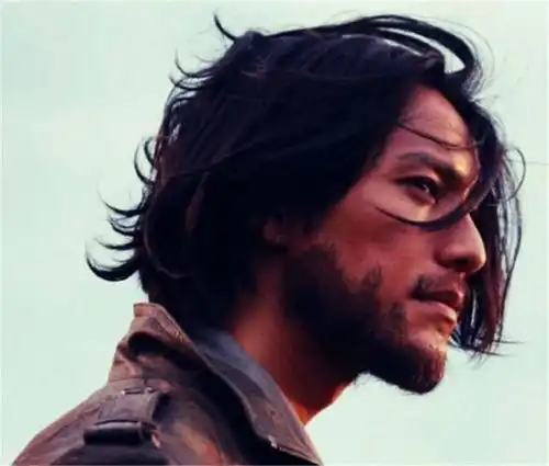 4位男明星留胡子对比胡歌显成熟,王宝强变帅气,陈坤判若两人
