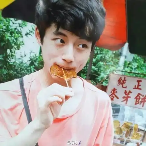 装进他镜头里的我,是一个很特别的样子
