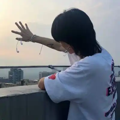 侧脸霸气又酷酷的男生头像一定要跨过星河去拥抱更好的自己

