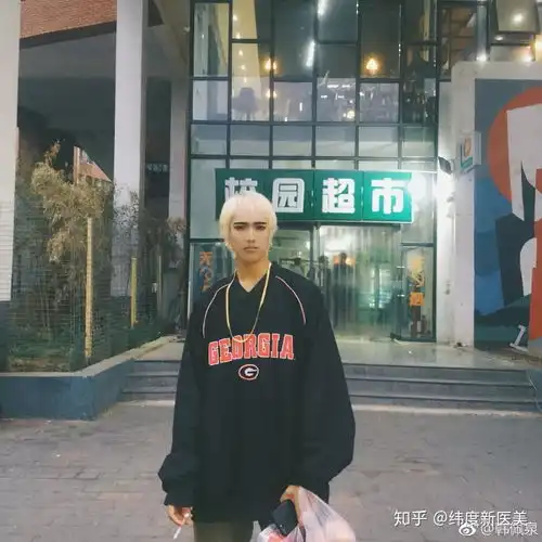 纬度评分app00后音乐学院韩美娟男生变欧美女装大佬,整容八次,逆袭顶尖网红
