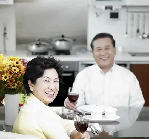 57岁大妈哭诉跟2个男人搭伙后,我才发现他们的真实目的
