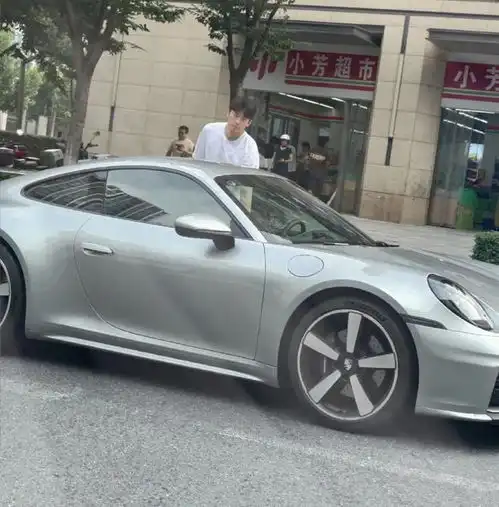 汪顺休假返回杭州,开价值百万的保时捷豪车,身材高大像国际男模
