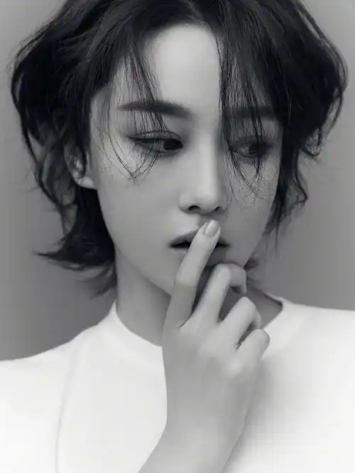 张馨予分享短发大片嘴叼牙签攻气十足
