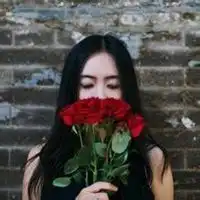 微信头像女生手拿玫瑰花微信头像图片大全