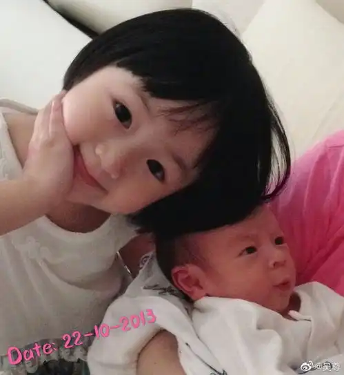 吴尊分享neinei和max婴儿时期旧照谈带娃心路历程
