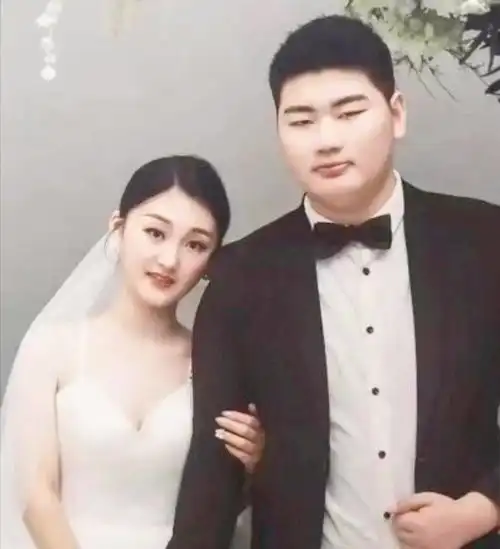 大衣哥儿媳跟老实人玩心眼结婚1年就婚变,如今为何要磕头谢罪
