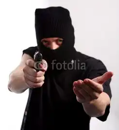 19岁男子为买摩托抢劫祖父母持木板将两人打死
