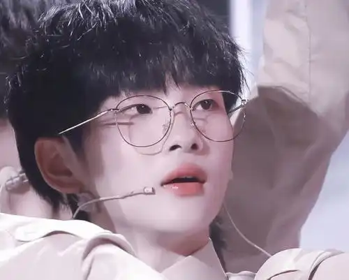 周震南神仙发尾在线鲨人装大人风穿搭看不懂没事自信就好
