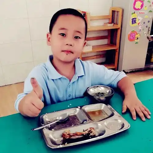 图说少年学校的饭真香除了鸡骨头我一顿全吃光
