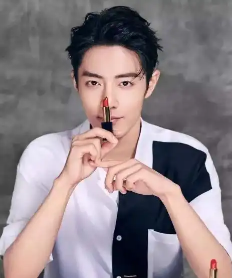 肖战拍口红广告,有谁注意他试口红色号的方式网友心碎了
