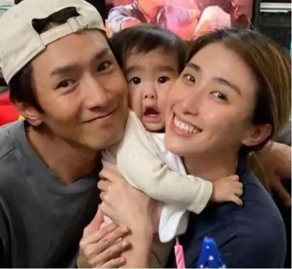 爸爸,你可不可以为我考虑一下香港男歌手晒孩子洗澡被骂
