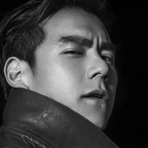 彭于晏的黑白大片曝光展现成熟男人质感
