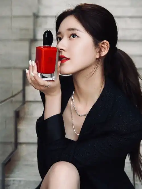 赵露思最新活动造型曝光,穿西装秀长腿,网友没想到还有这一面
