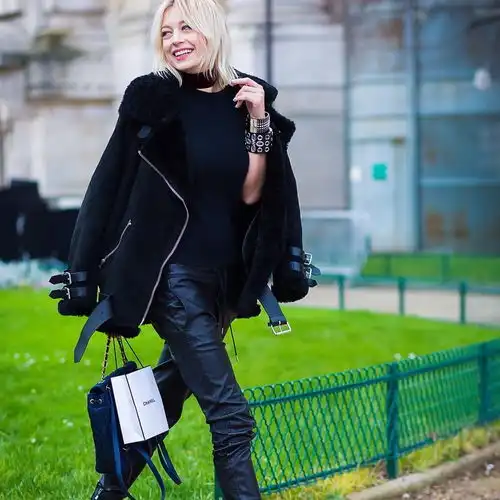 周冬雨唐嫣穿全黑也有大招加油,你是最瘦的
