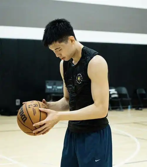 励志男篮国手被nba球队邀约试训苦练三分25中23防守成亮点
