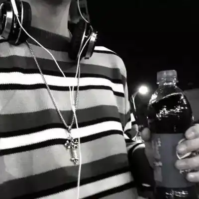 上半身无头男生头像
