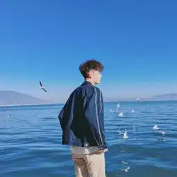 有哪些男士的背影图片可以当头像的黑色的,冷酷的那种
