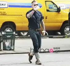 全球最会穿衣老型男nickwooster最新街拍合辑
