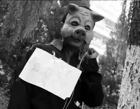 郭德纲遭强吻舞台上撒腿就跑被捉到一阵猛亲
