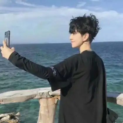 qq真人男生手机控头像,用手机挡住脸挡住一只眼的
