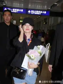 宋慧乔低调现身机场,素颜状态好到爆,手捧鲜花一脸幸福笑容
