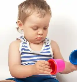 3岁男孩玩耍中毒爸爸抱着儿子遗体暴打妈妈,这玩物害人不浅
