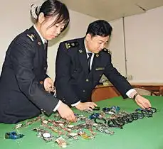 深圳海关截获水客兵团洗衣液瓶藏35部手机
