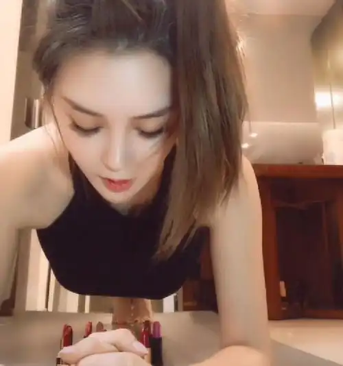 抖音美女做平板支撑火了,有谁注意她胸下的东西网友炸锅了
