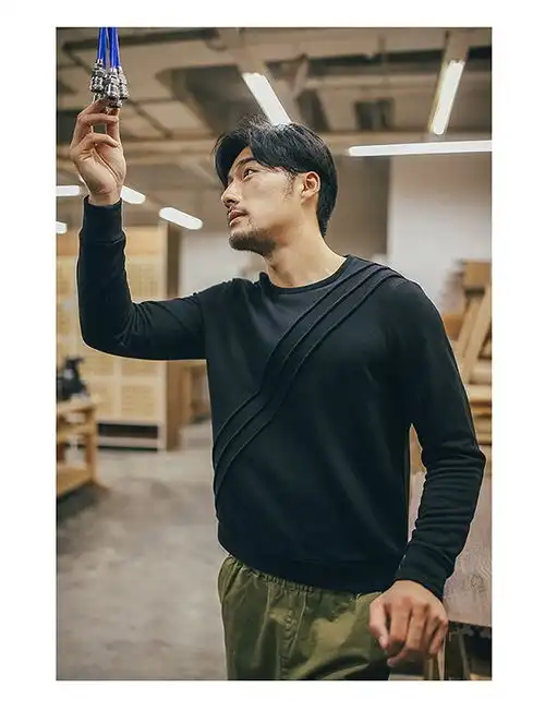 收留男款卫衣男圆领长袖套头黑色胸前三道缝装饰潮日系文艺设计
