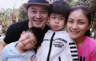 胡可两儿子水中嬉戏,气质截然不同,安吉上演湿身诱惑一动作温馨
