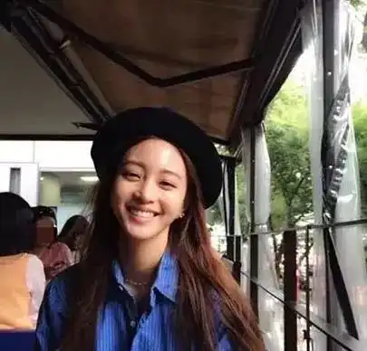 奔四的年龄,竟然比网红还有少女感
