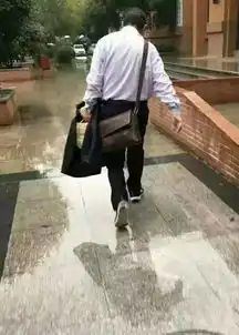 雨中,教授脱下西服的背影为何引发网友纷纷点赞
