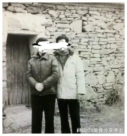 老舅喊父亲喝酒父亲不去,第二天老舅去世,父亲坐门槛上泣不成声
