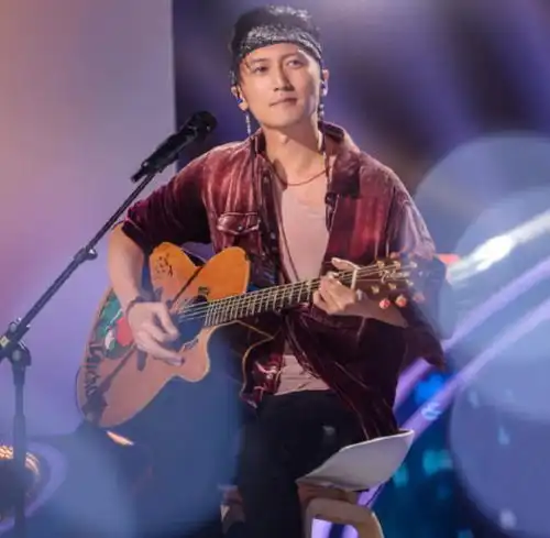 王菲改造男友大成功谢霆锋梳起刘海成小鲜肉,一点不老啥情况
