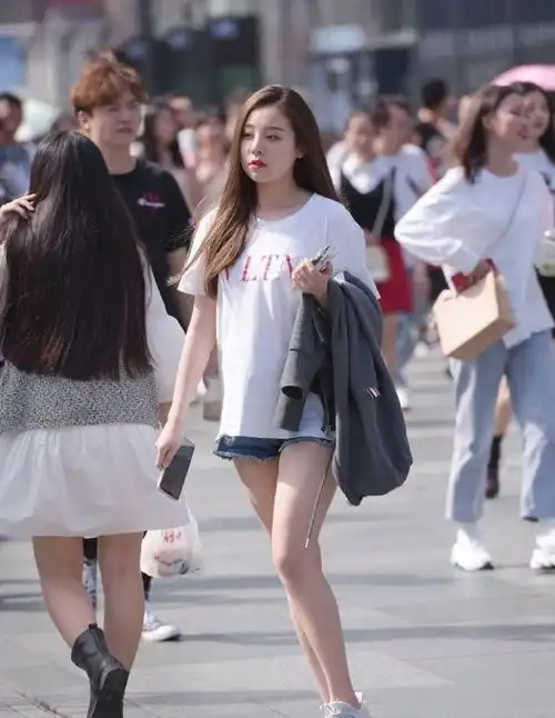 打造通勤风的牛仔裤,搭配一件白色衬衫就足够了,简洁大方又干练
