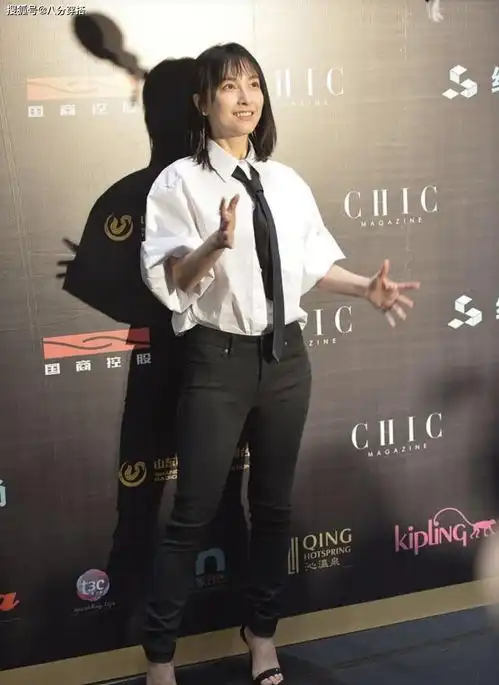 吴昕越来越洋气了,穿白衬衫配黑色紧身长裤知性干练,领带好帅气
