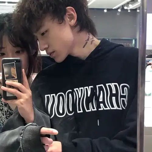 偷偷喜欢你的男生会有这些表现
