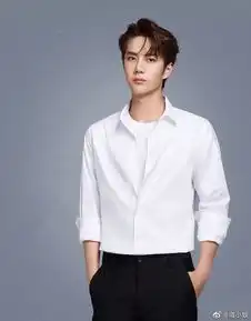 男生嘛,一件白衬衫就够了
