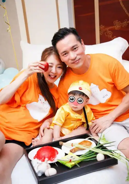 安以轩为儿子庆生,二胎孕肚明显,与老公像两代人,太会保养了
