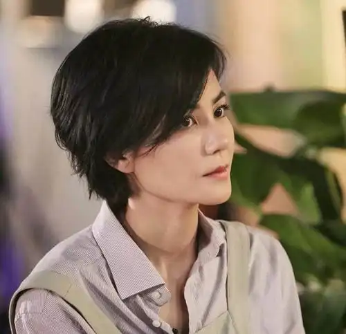 王菲2段婚姻5个男人,跟小11岁的男友纠缠20年
