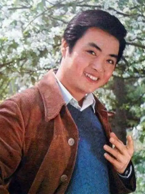 70岁老戏骨毛永明携妻子定居美国,从美男子变成光头令人认不出

