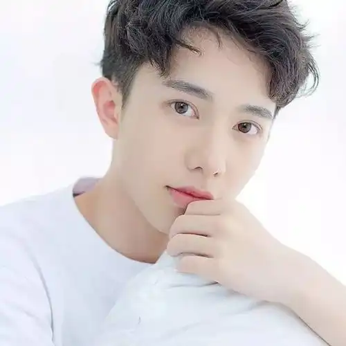 小清新男生发型,提高颜值就靠它了

